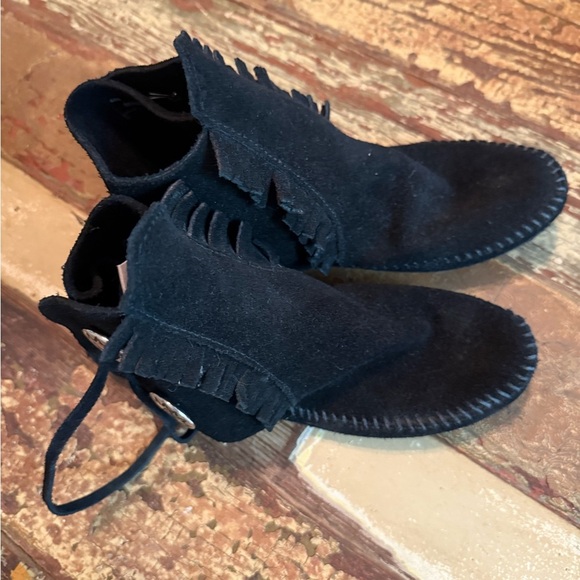 Minnetonka - Women’s Two Button Hard Sole Boot - Picture 11 of 11